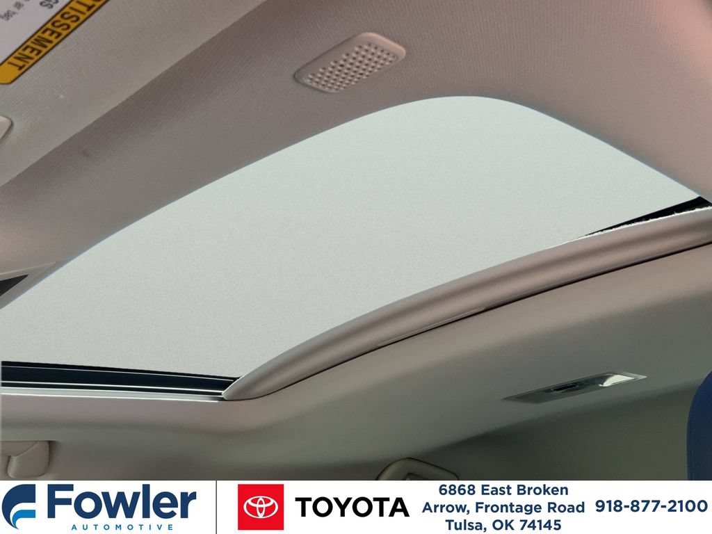 Used 2022 Lexus UX 200 w/ Premium Package FWD image 17