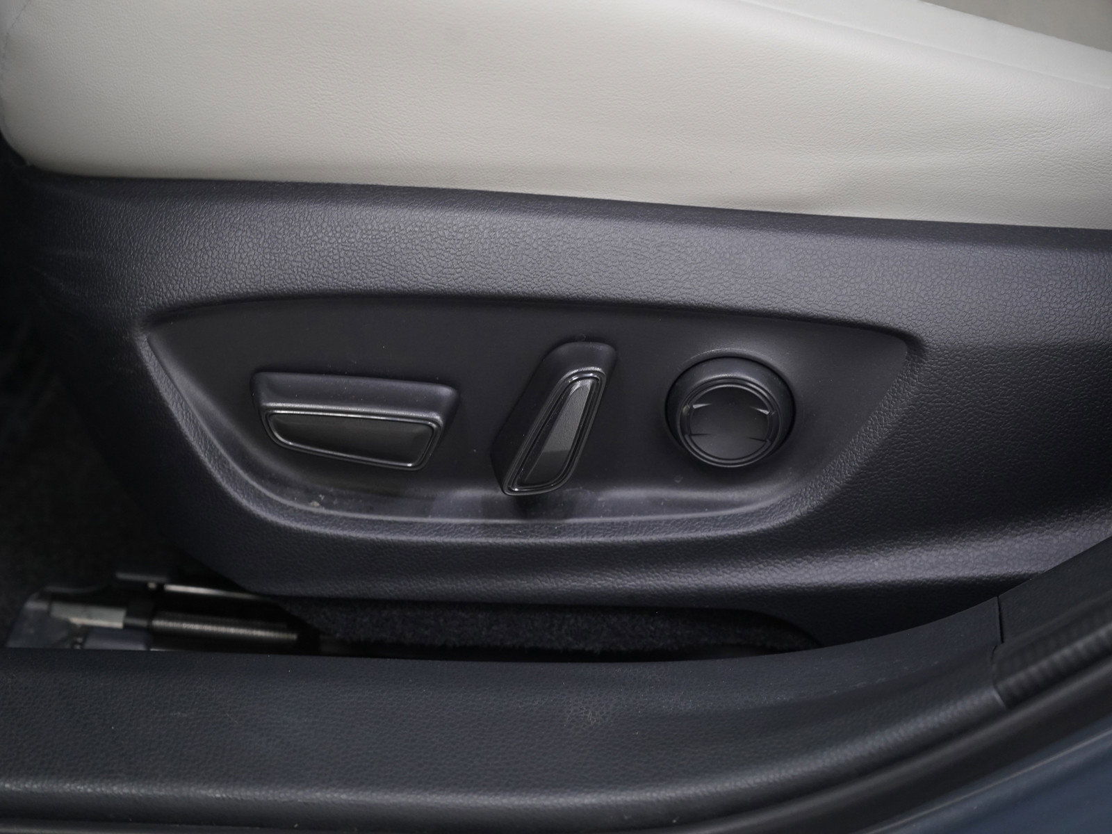 Used 2026 Toyota Prius XLE image 28