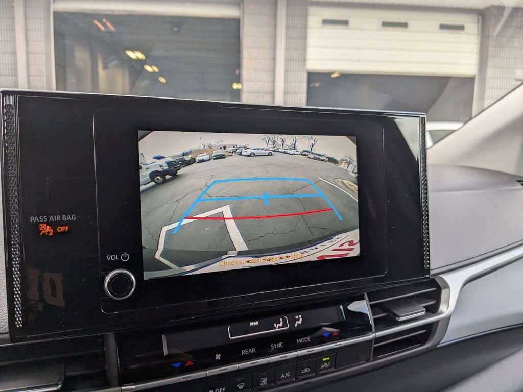 Used 2025 Toyota Sienna LE image 18