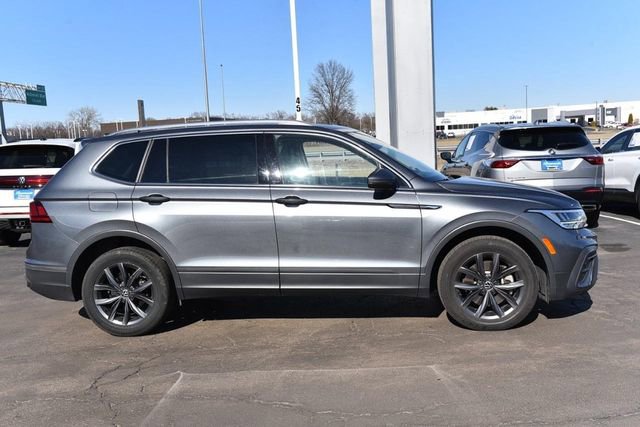 Used 2023 Volkswagen Tiguan SE w/ Panoramic Sunroof Package image 5