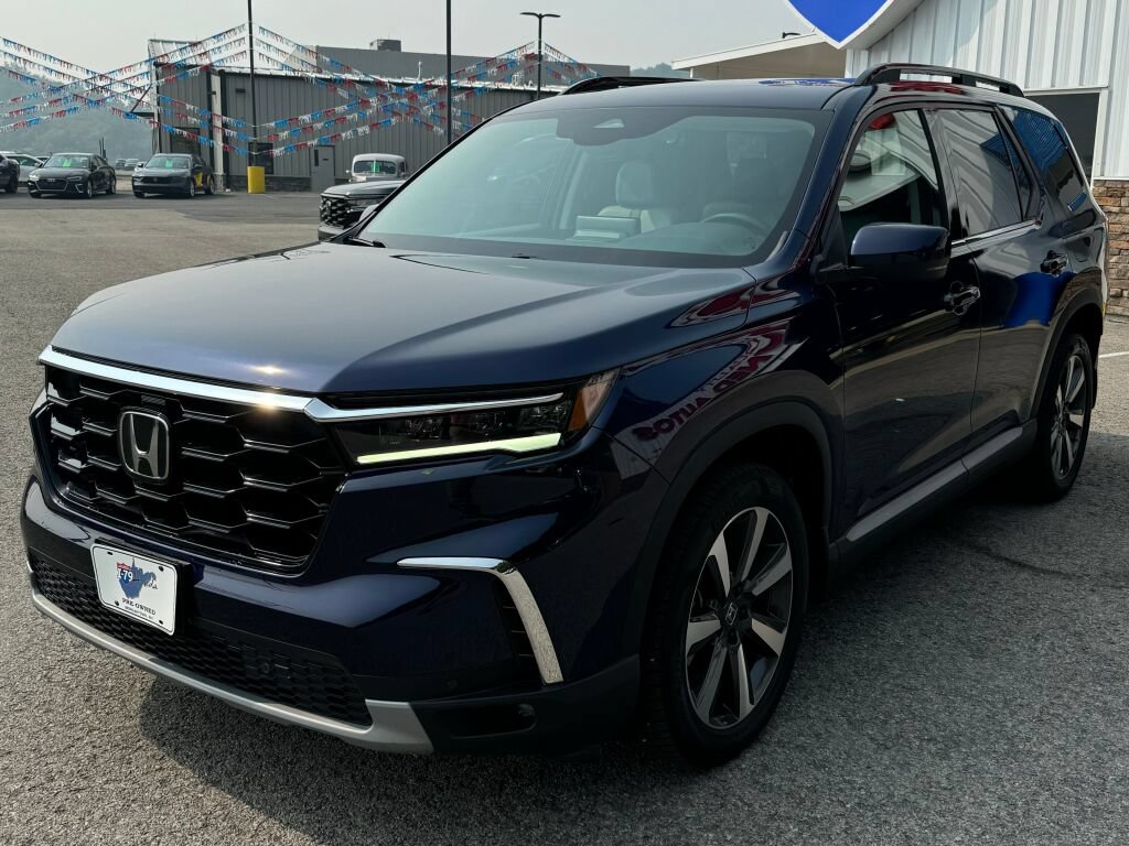 Used 2025 Honda Pilot Touring image 3