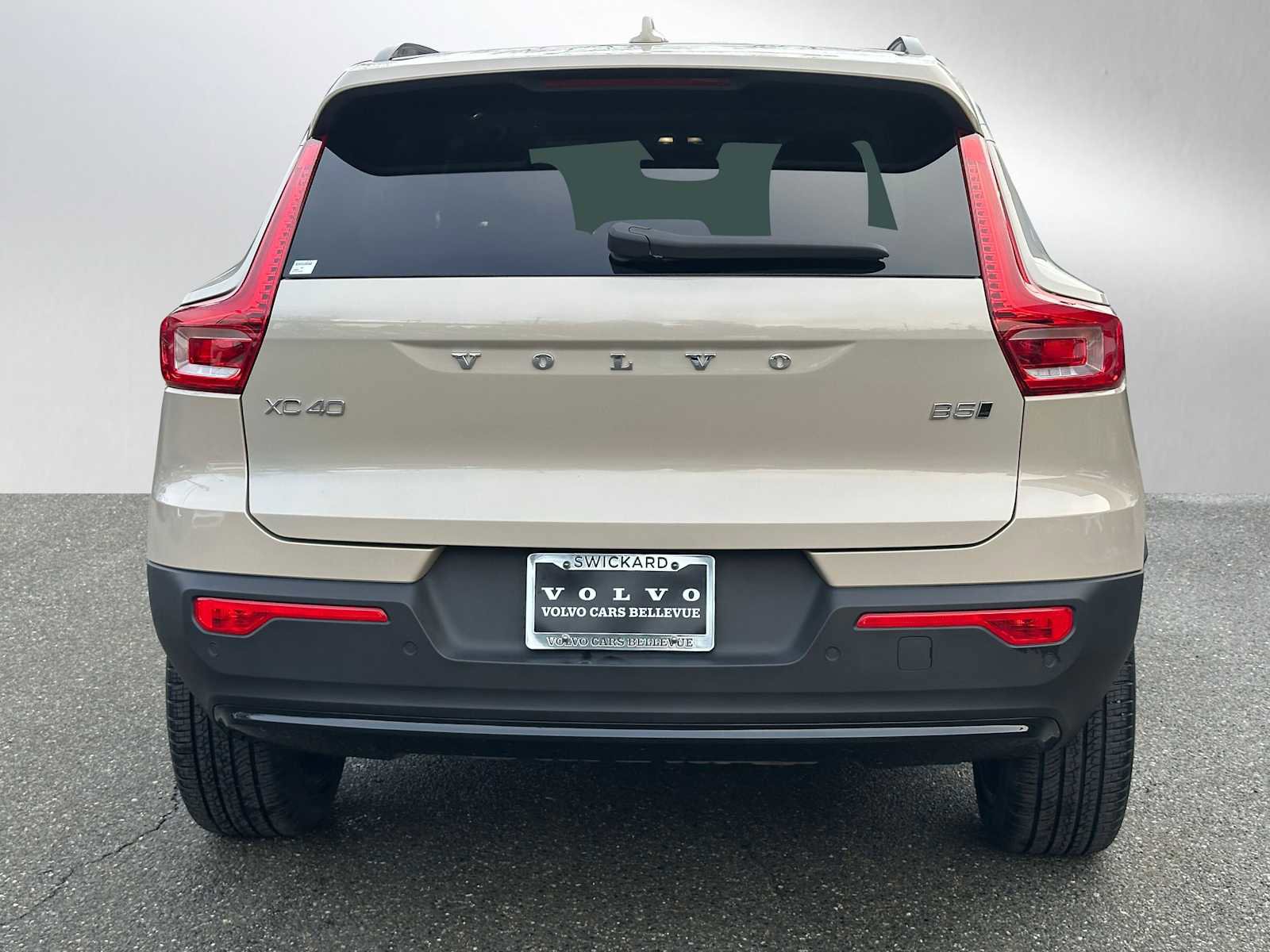 Used 2025 Volvo XC40 B5 Ultra w/ Climate Package image 4