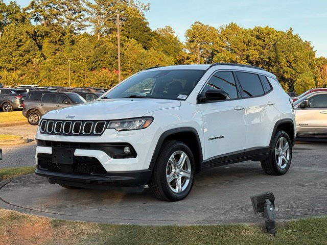 Used 2023 Jeep Compass Latitude w/ Convenience Group AWD/4WD image 3