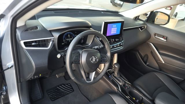 Used 2025 Toyota Corolla Cross XLE w/ Convenience Package image 12