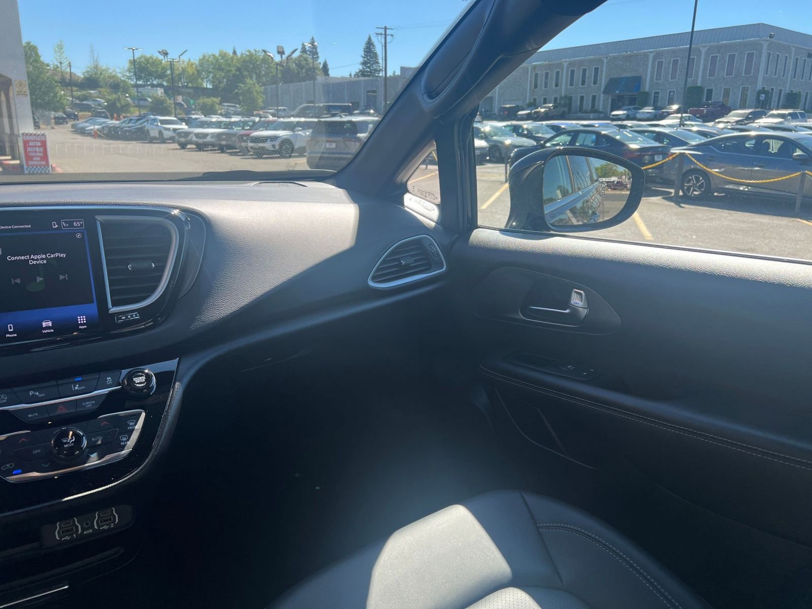 Used 2025 Chrysler Pacifica Select image 38