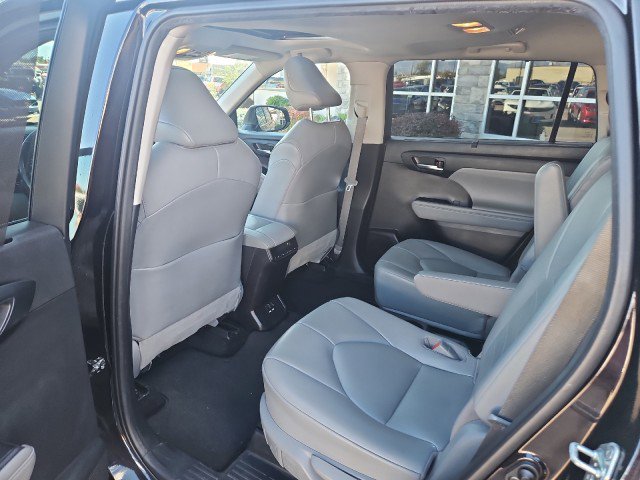 Used 2021 Toyota Highlander XLE image 22