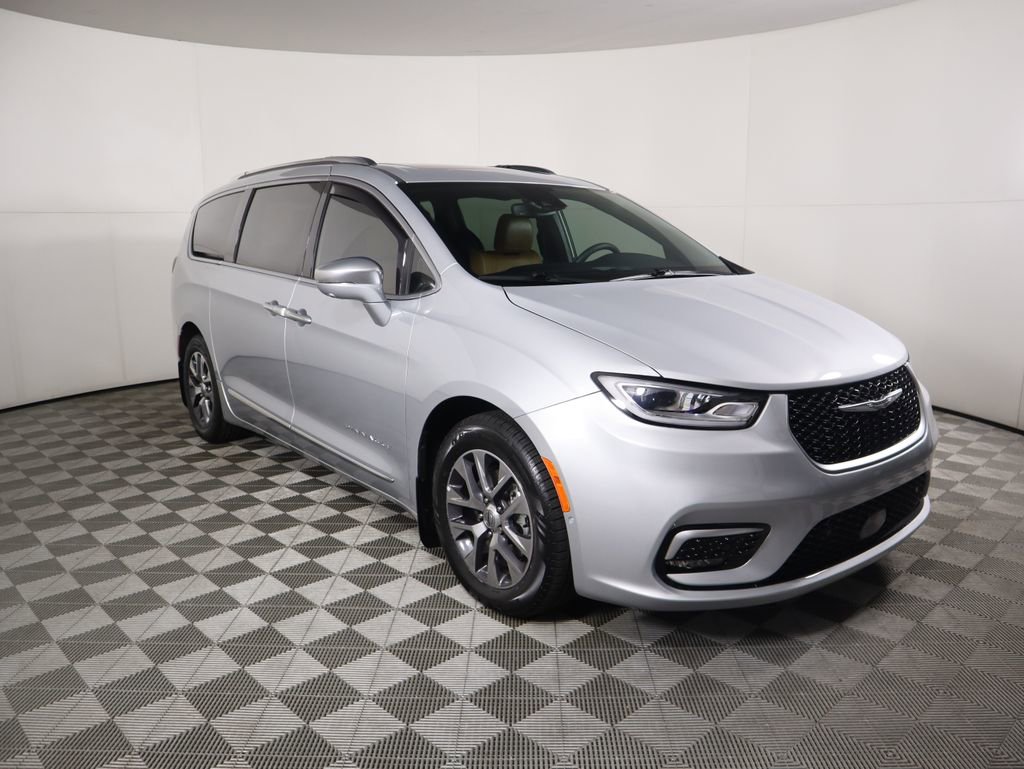 Used 2022 Chrysler Pacifica Pinnacle image 3