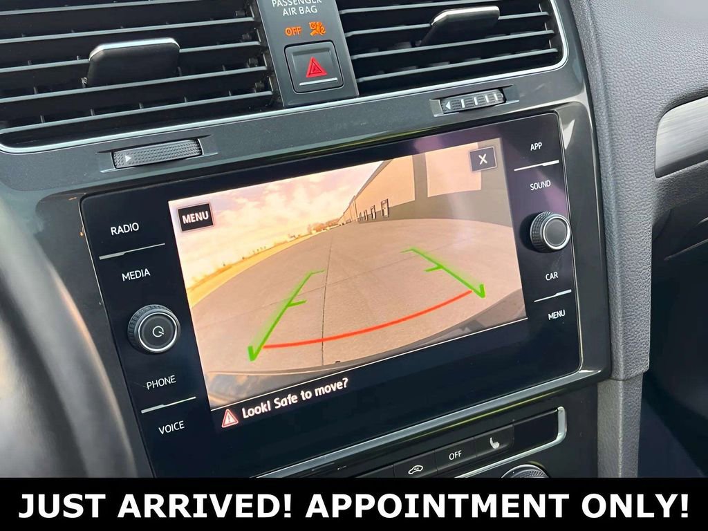 Used 2018 Volkswagen Golf SE image 21