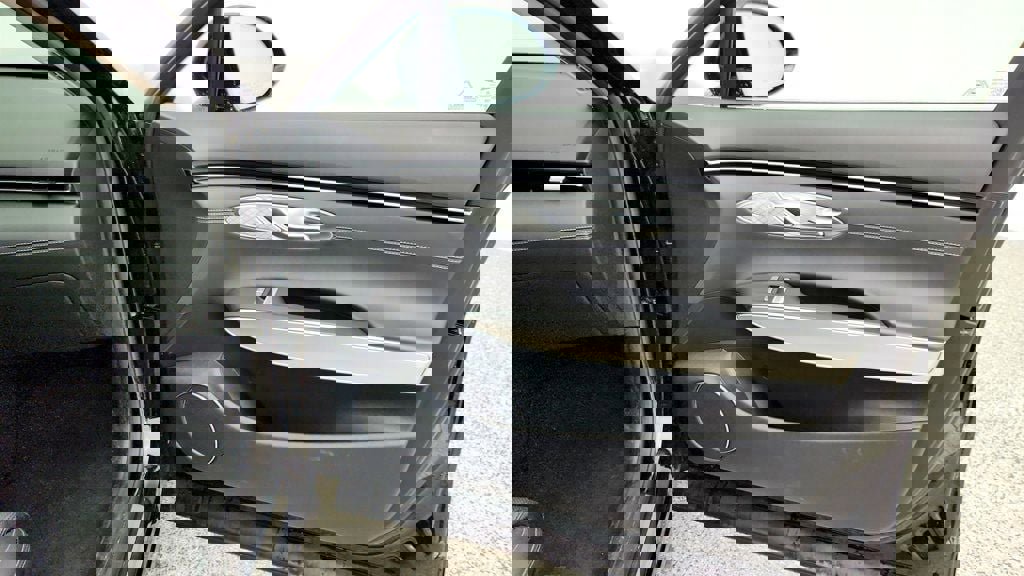 Used 2025 Genesis GV70 2.5T w/ Select Package image 28