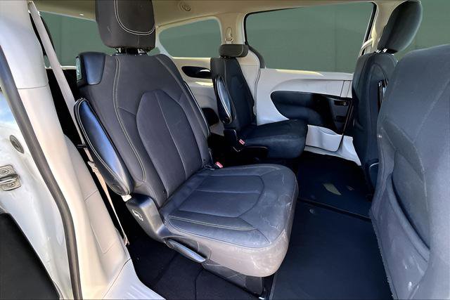 Used 2022 Chrysler Voyager LX image 24