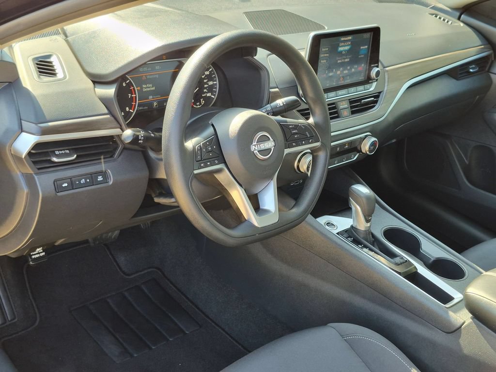 Used 2025 Nissan Altima 2.5 SV FWD image 15