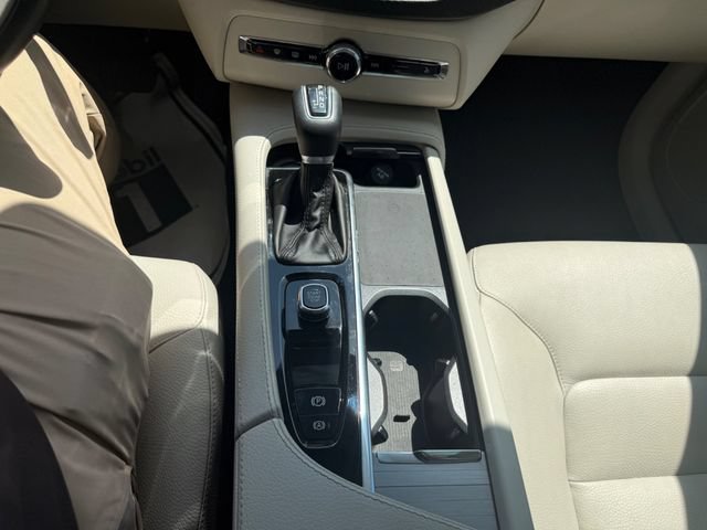 Used 2022 Volvo XC90 T5 Momentum w/ Protection Package Premier FWD image 12