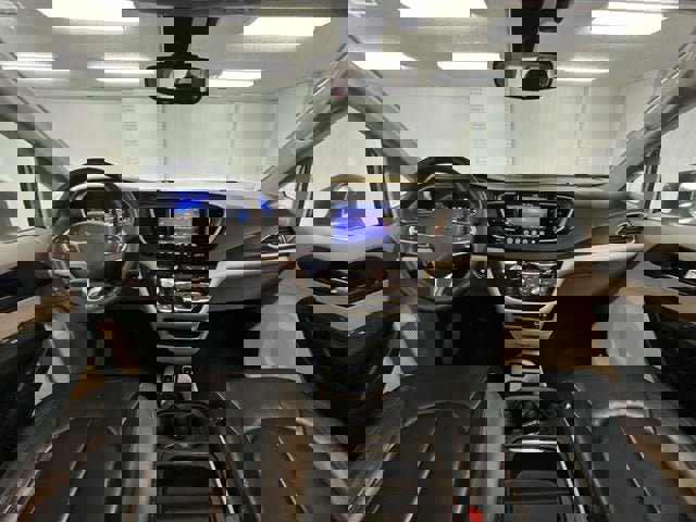 Used 2017 Chrysler Pacifica Touring-L w/ Tire & Wheel Group image 19