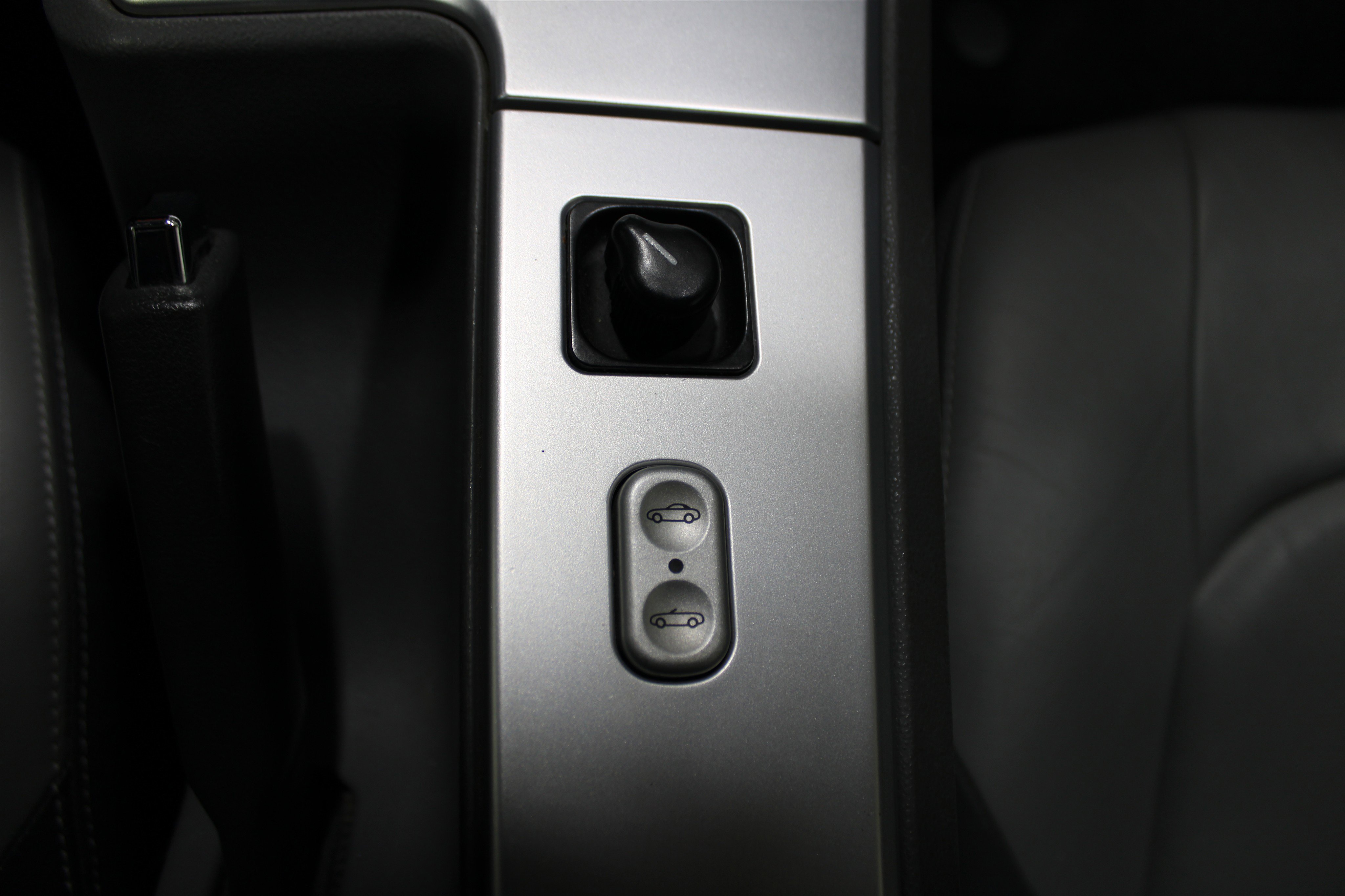 Used 2005 Chrysler Crossfire Limited image 15