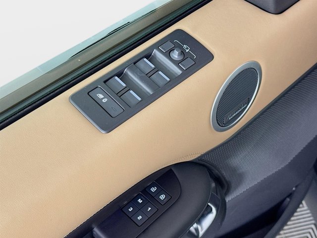 Used 2025 Land Rover Discovery Metropolitan Edition image 20