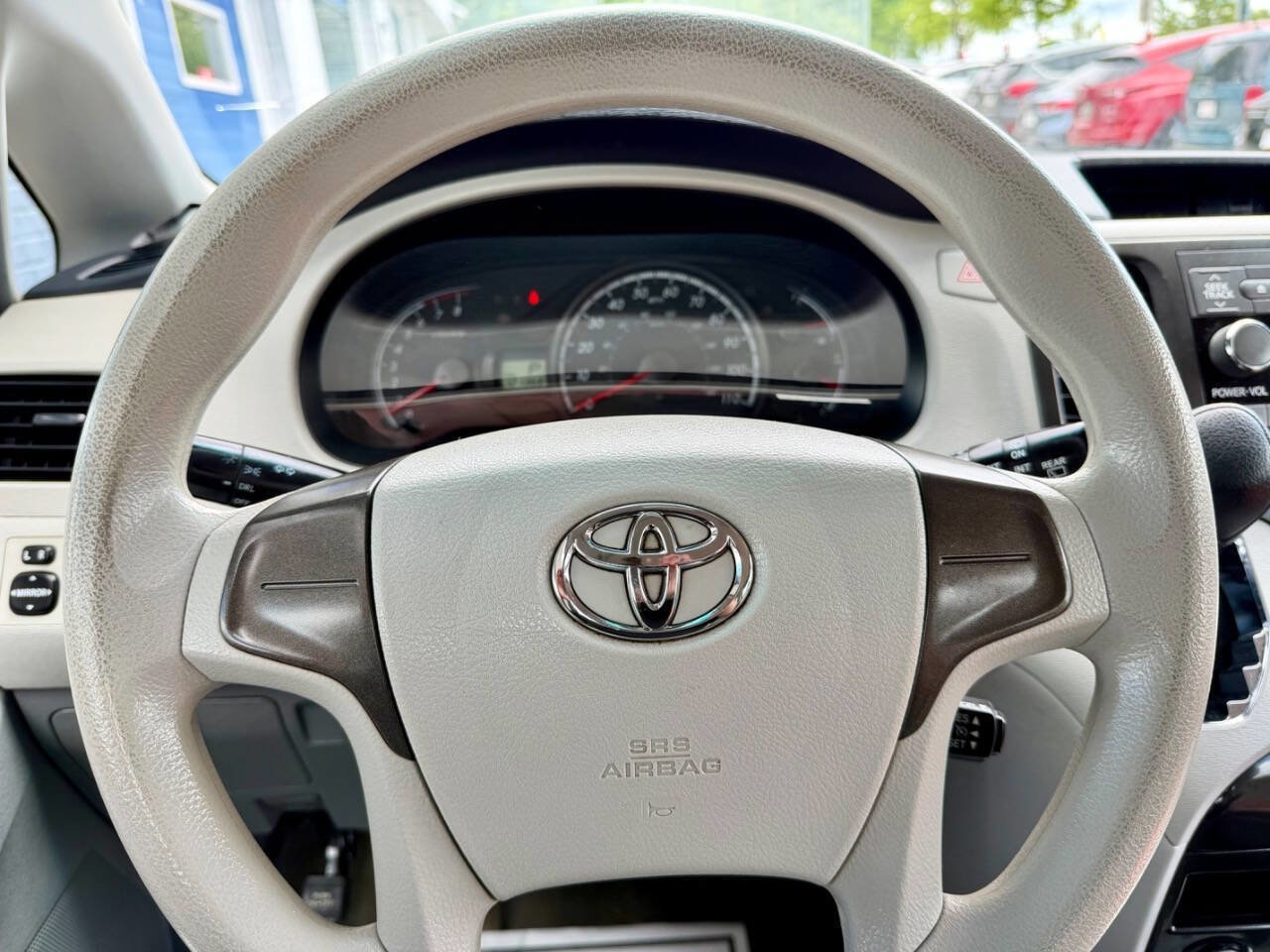 Used 2014 Toyota Sienna L FWD image 34