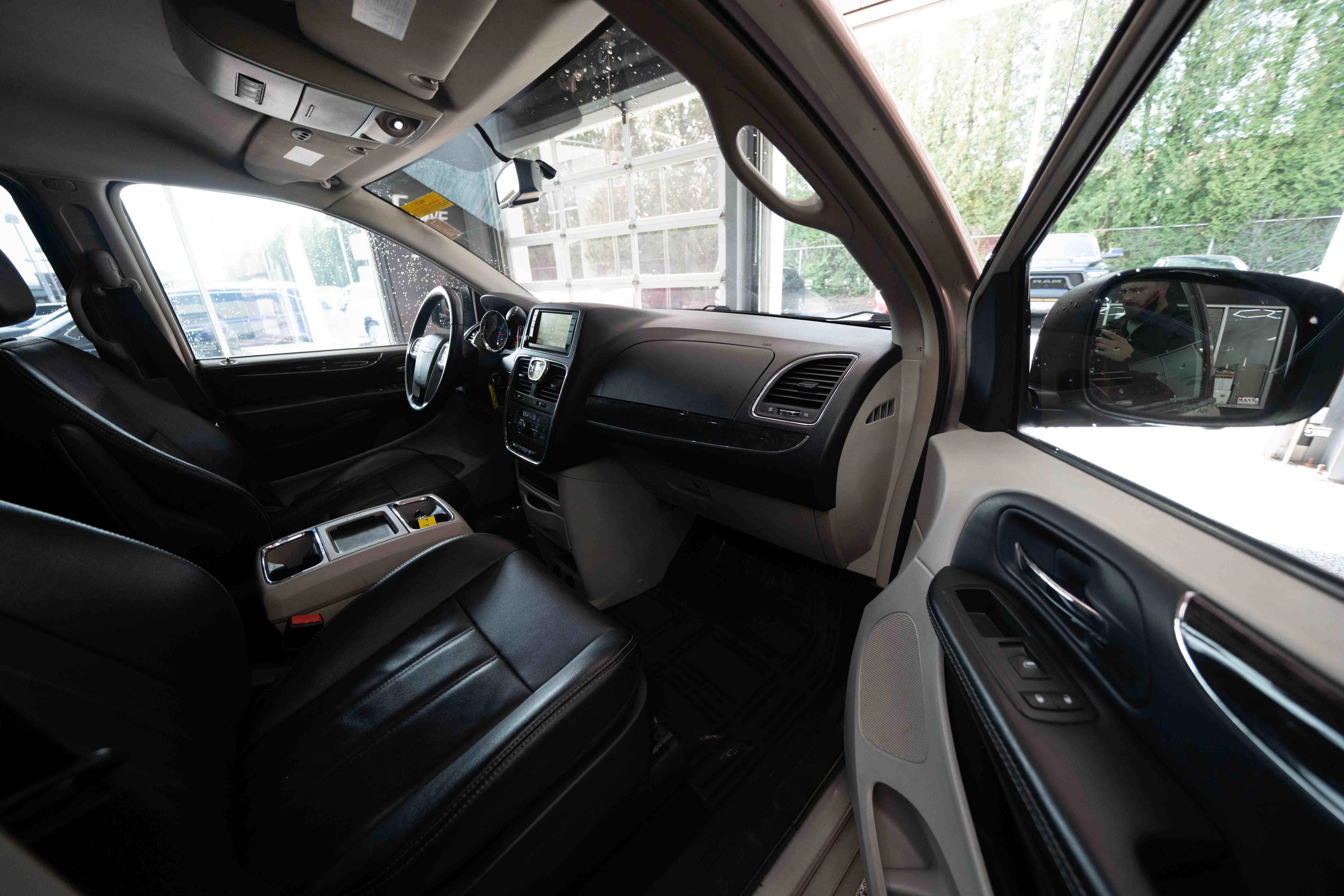 Used 2014 Chrysler Town & Country Touring image 24