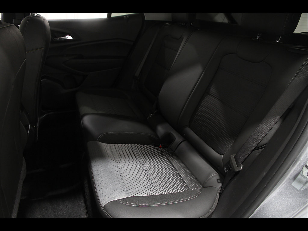 Used 2025 Chevrolet Trax LT w/ LT Convenience Package FWD image 18