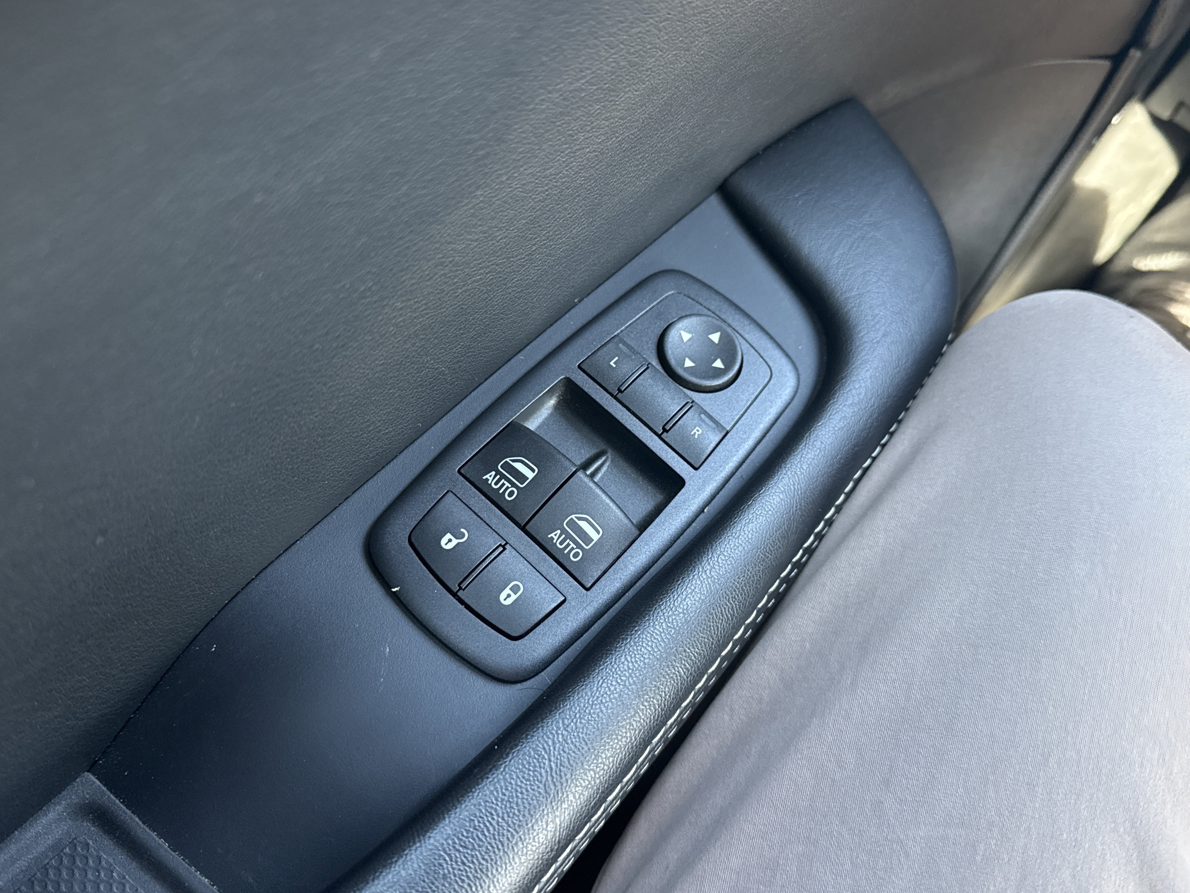 Used 2016 Dodge Challenger SRT w/ Technology Group image 17