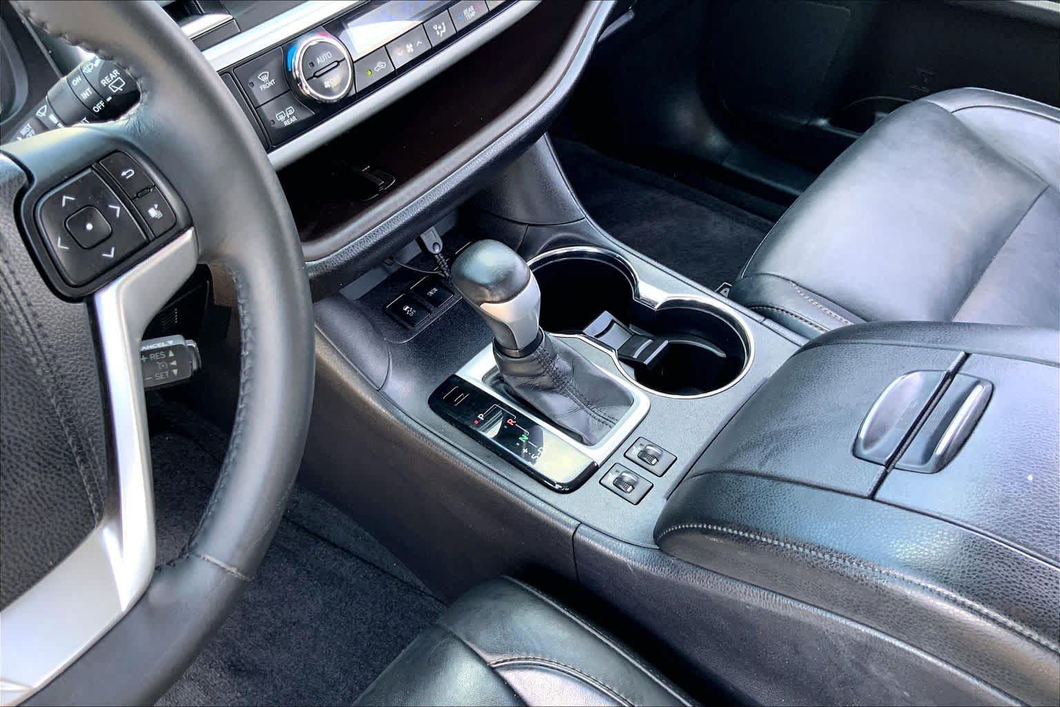 Used 2015 Toyota Highlander XLE FWD image 16