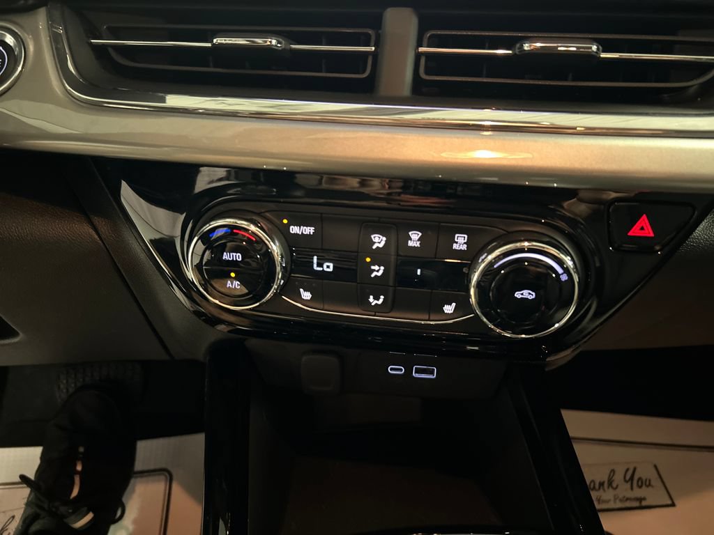 Used 2025 Chevrolet Trax LT w/ LT Convenience Package FWD image 19