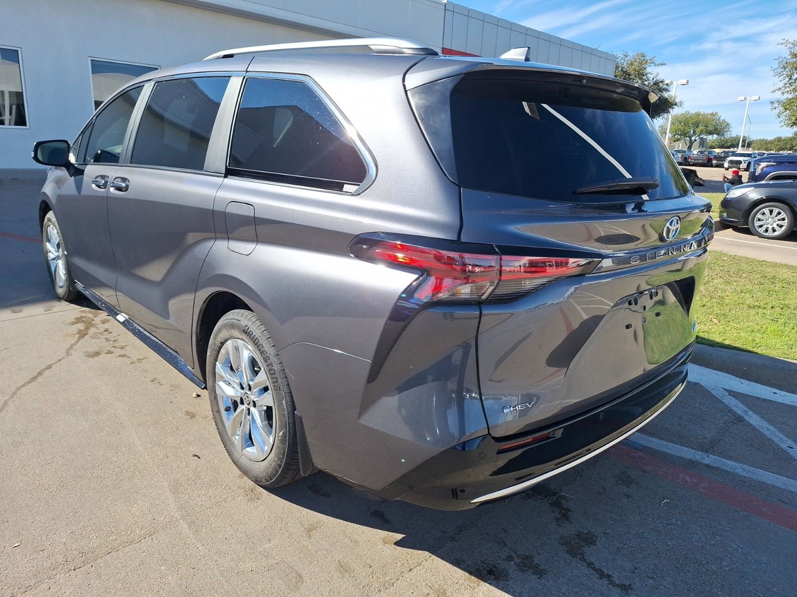 Used 2025 Toyota Sienna Limited image 4