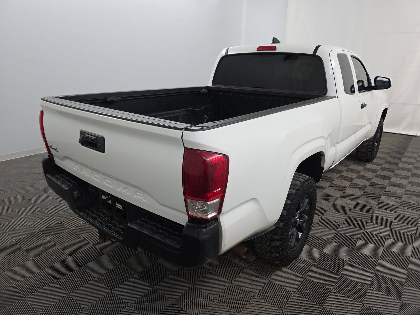 Used 2020 Toyota Tacoma SR AWD/4WD image 3