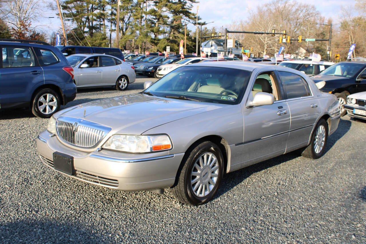 Used 2005 Lincoln Town Car Signature image 2