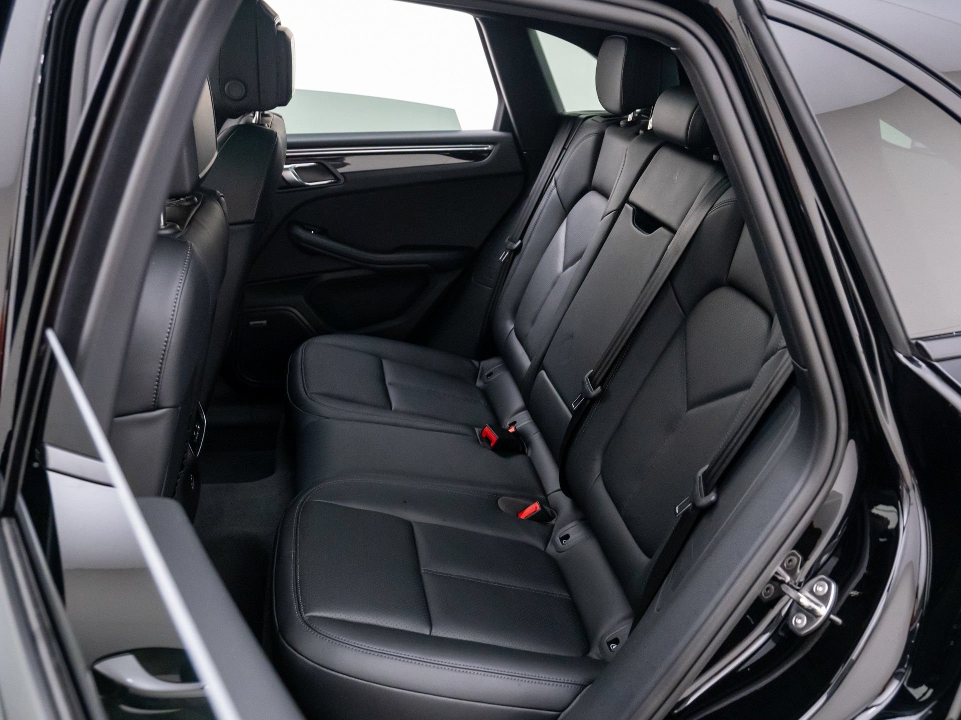 Certified 2026 Porsche Macan AWD/4WD image 16