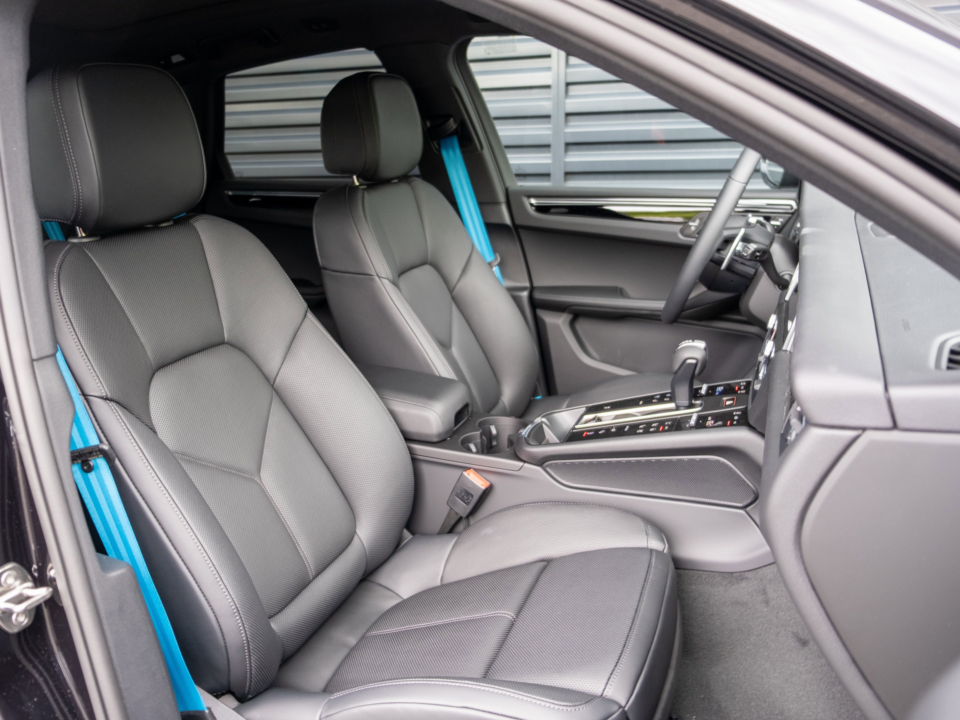 Certified 2025 Porsche Macan image 33