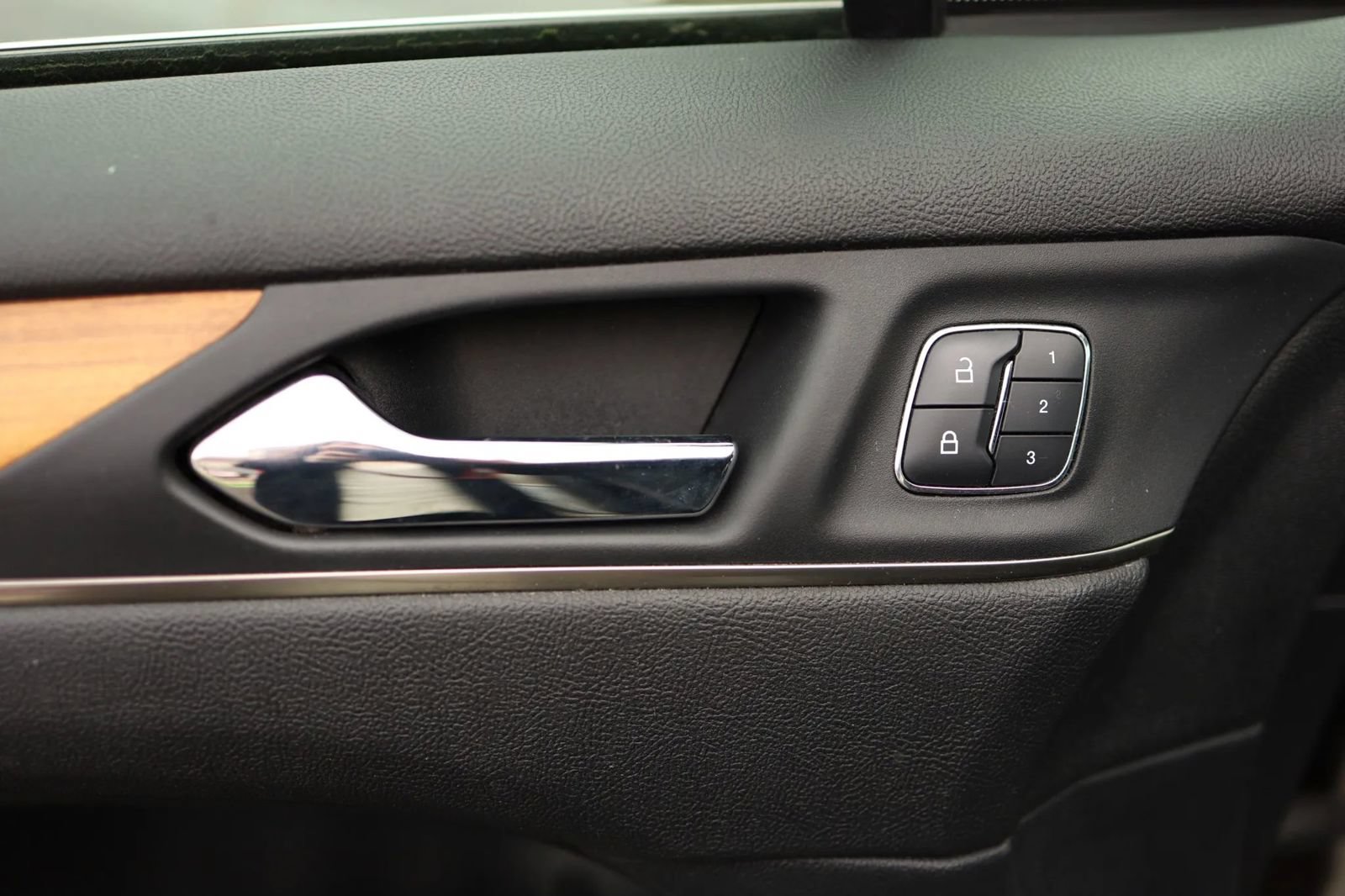 Used 2015 Lincoln MKC AWD w/ Equipment Group 102A Reserve image 11