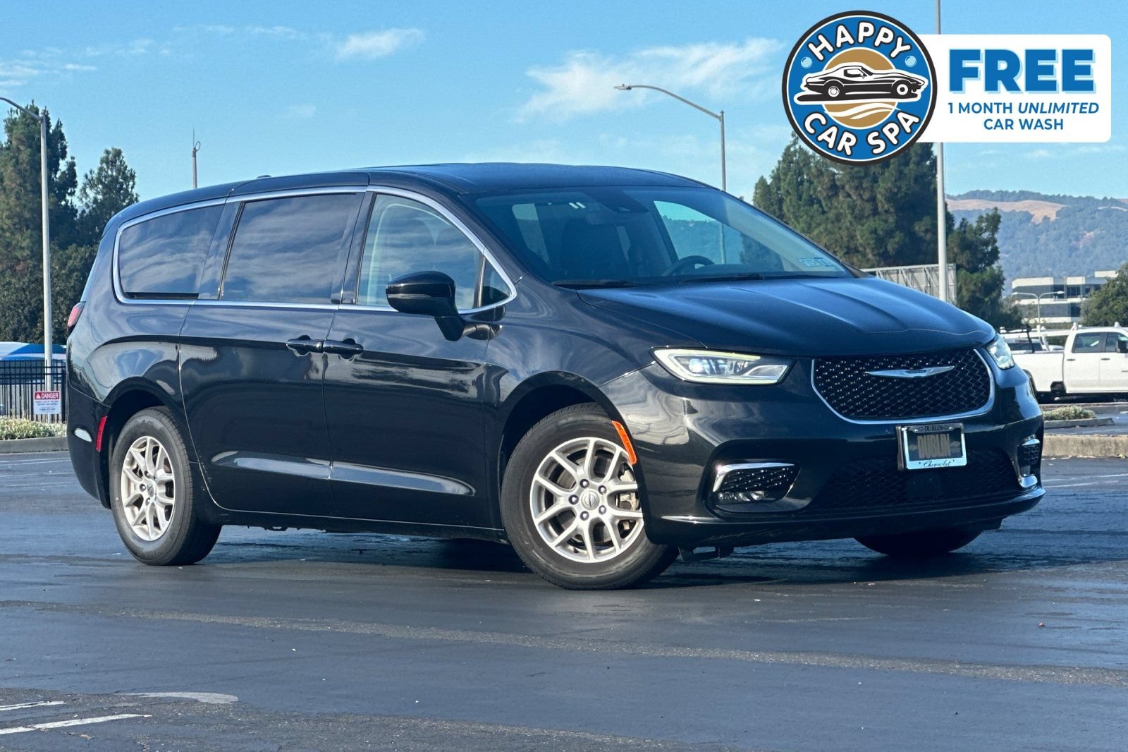 Used 2023 Chrysler Pacifica Touring-L FWD image 1