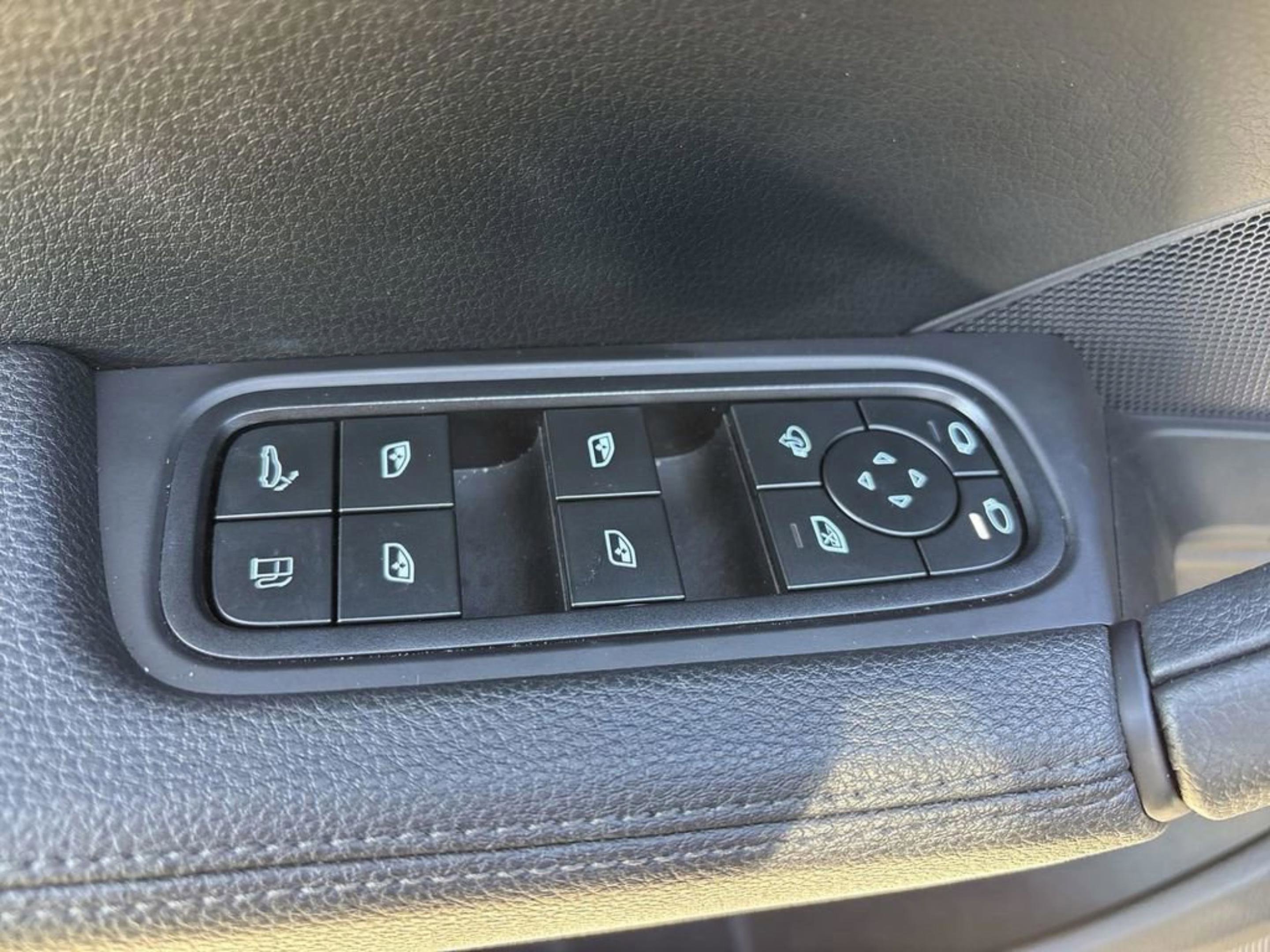 Used 2025 Porsche Cayenne E-Hybrid Coupe image 16