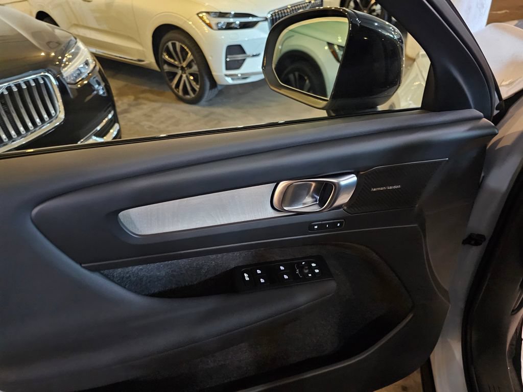 Certified 2025 Volvo XC40 B5 Ultra AWD/4WD image 16