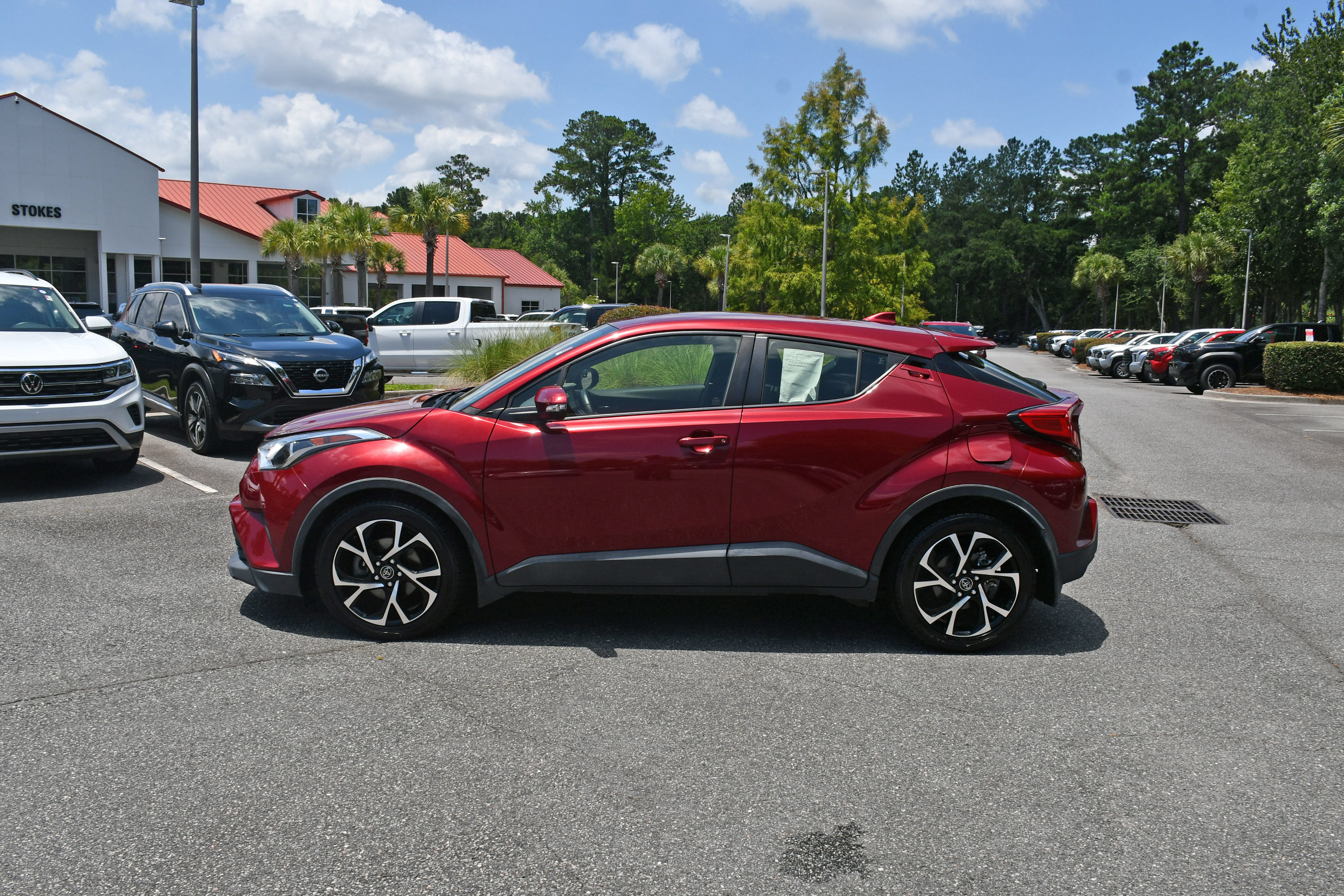 Used 2018 Toyota C-HR XLE FWD image 2