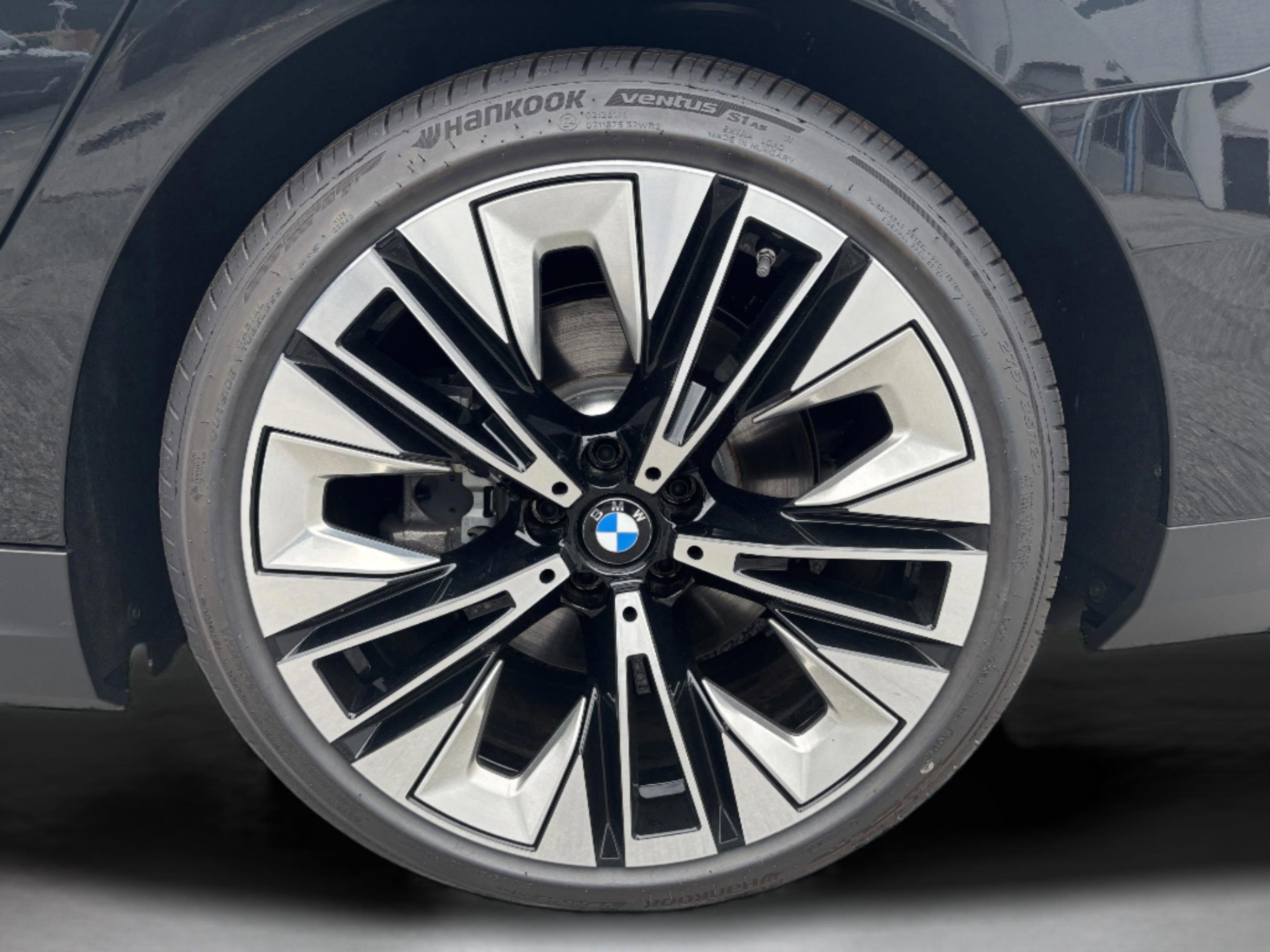 Used 2025 BMW i5 eDrive40i w/ Premium Package image 32