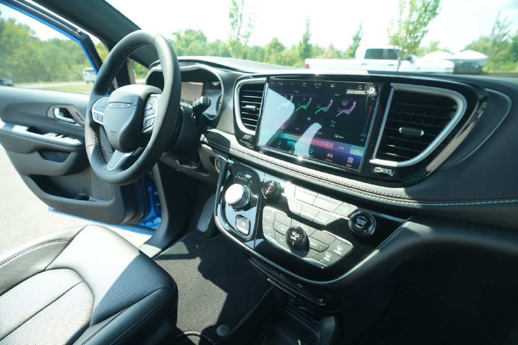 New 2027 Chrysler Pacifica Select FWD image 34
