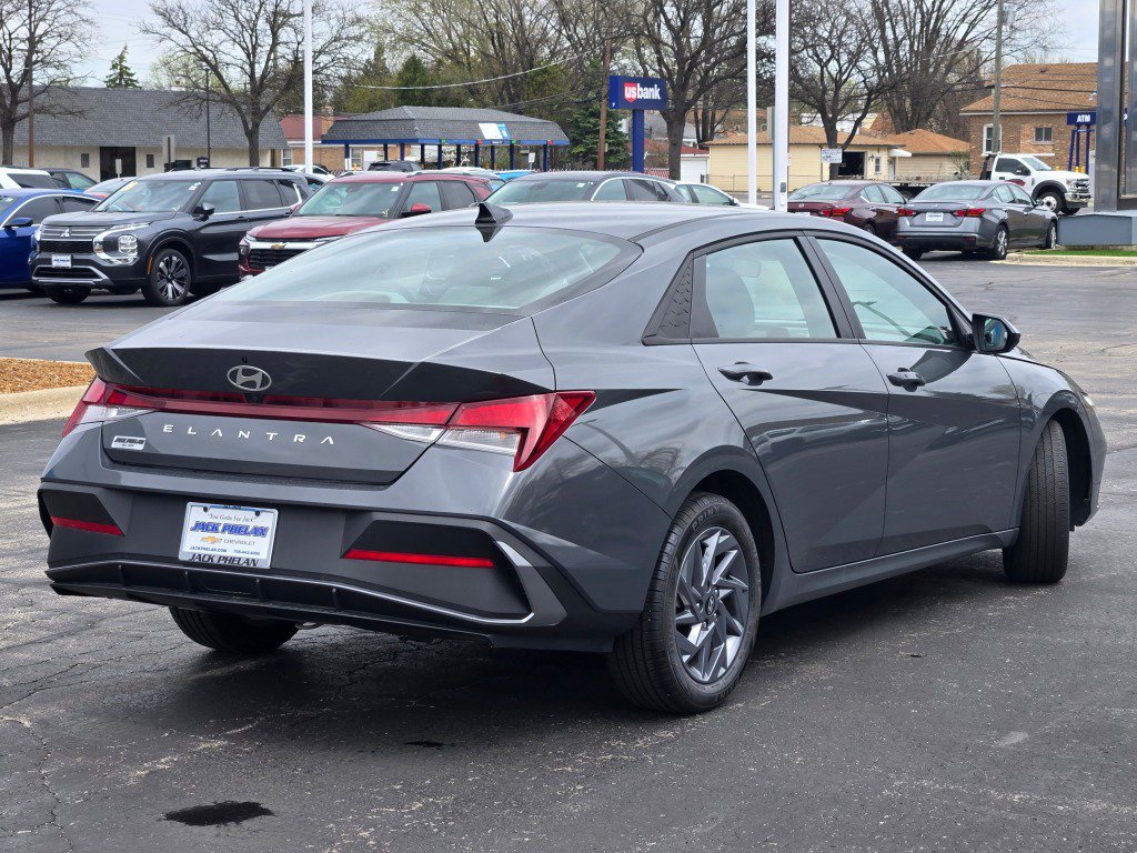 Used 2024 Hyundai Elantra SEL FWD image 11
