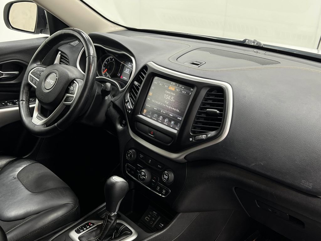 Used 2018 Jeep Cherokee Latitude Plus w/ Comfort/Convenience Group image 18