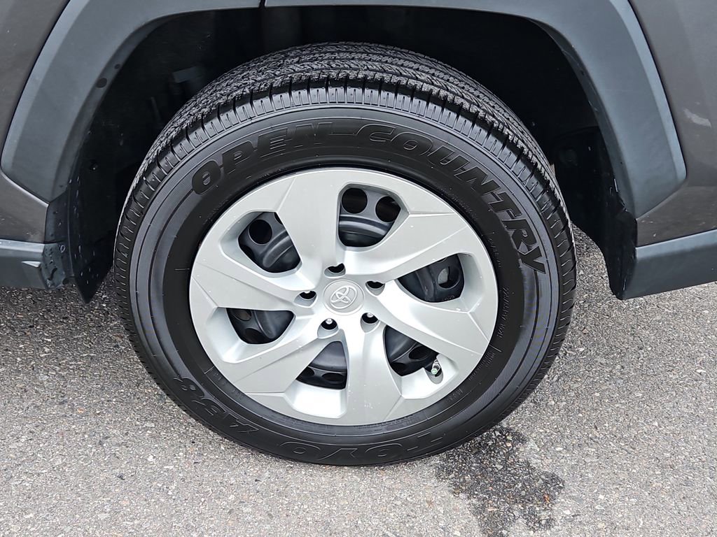 Used 2021 Toyota RAV4 LE image 8