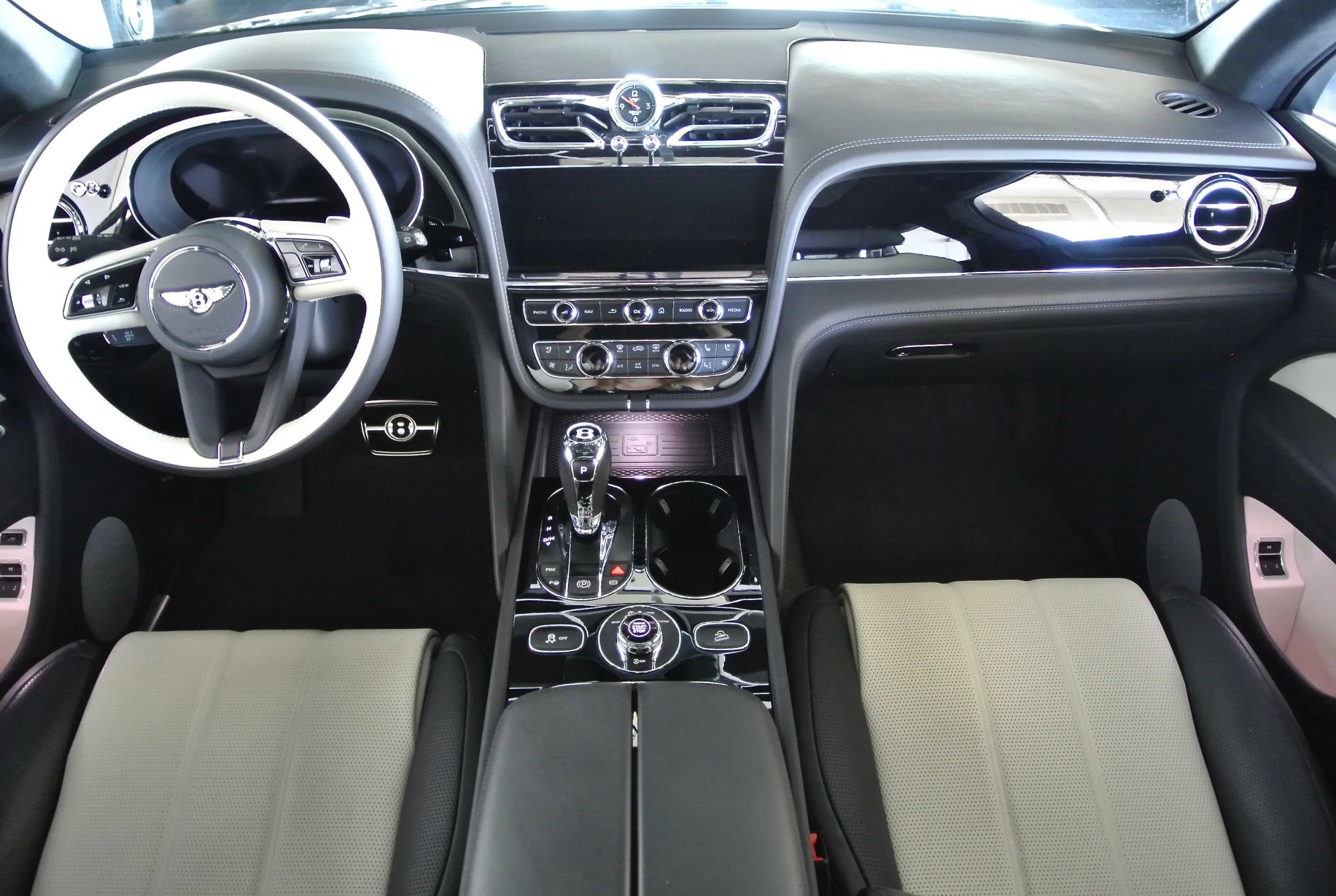 Used 2023 Bentley Bentayga AWD/4WD image 16