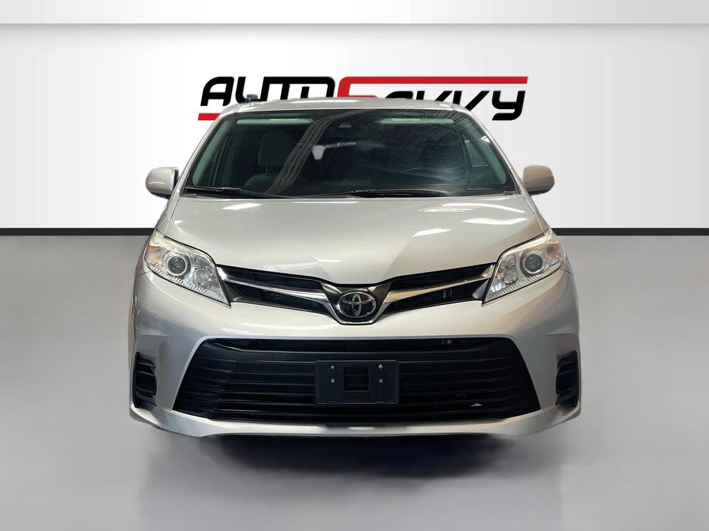 Used 2019 Toyota Sienna LE FWD image 2