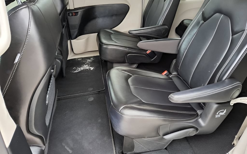 Used 2024 Chrysler Pacifica Touring-L FWD image 12