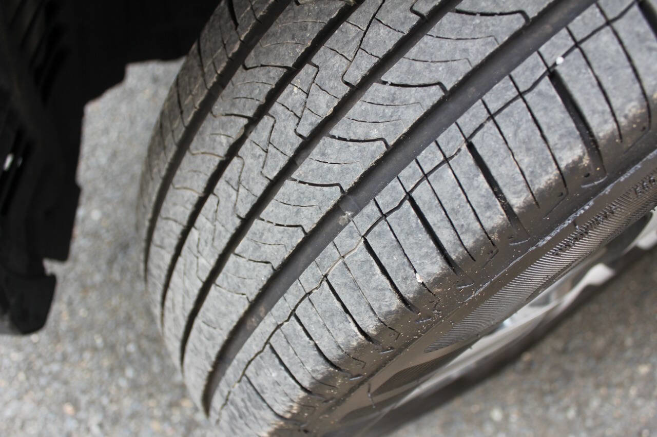 Used 2016 Toyota RAV4 LE image 4