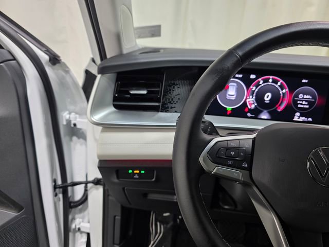 Certified 2025 Volkswagen Tiguan SE image 16