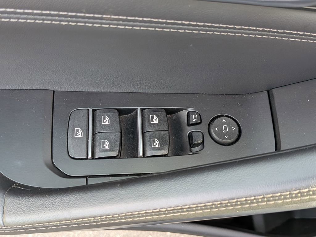 Used 2023 BMW X6 xDrive40i w/ M Sport Package image 30