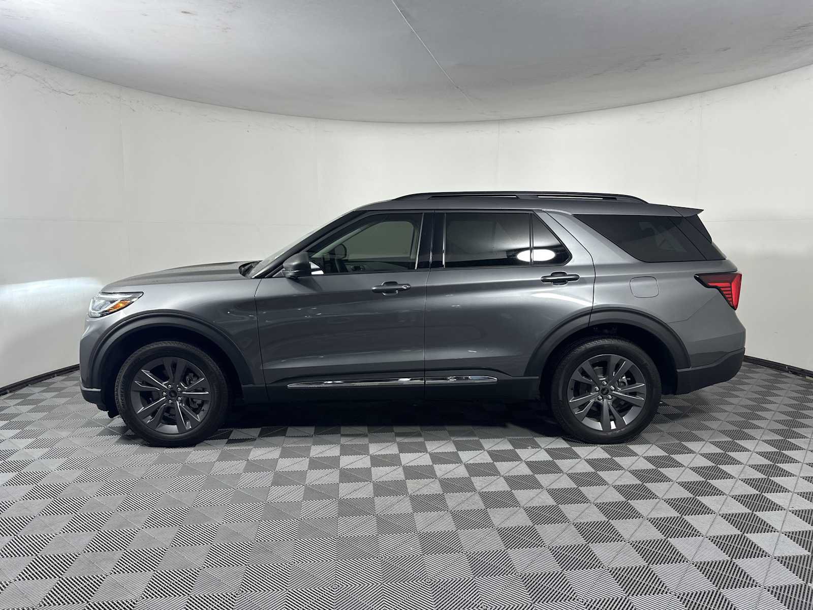 Used 2025 Ford Explorer Active w/ Active Comfort Package AWD/4WD image 4