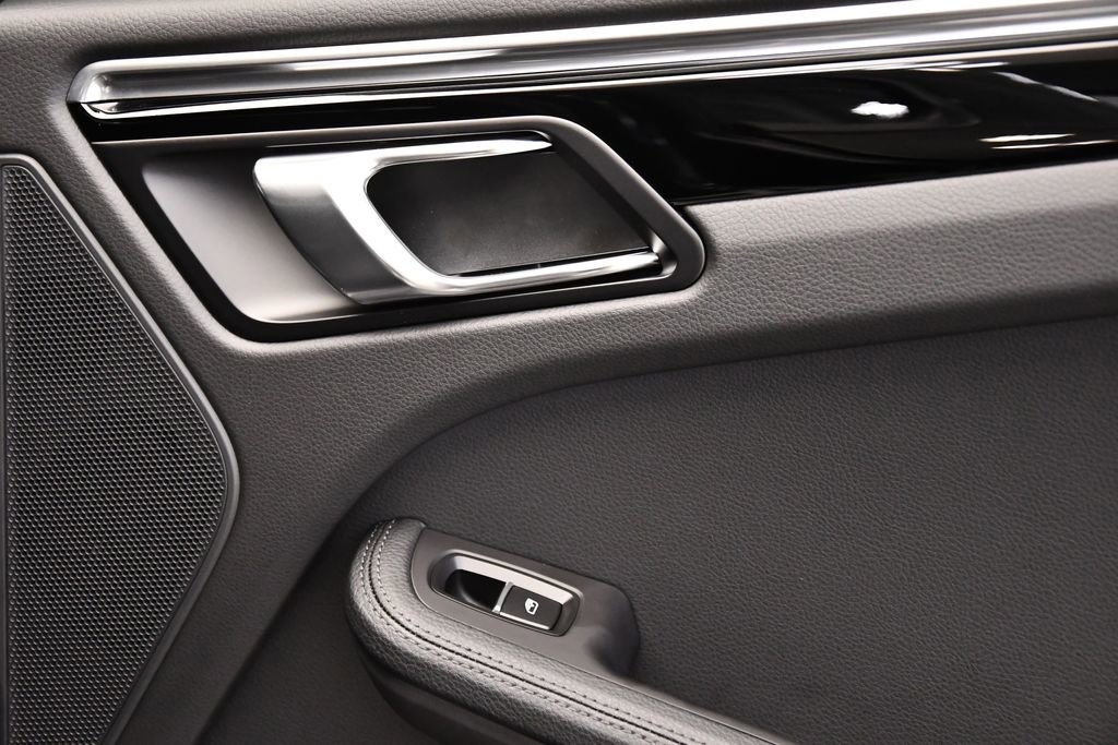 Used 2025 Porsche Macan image 52