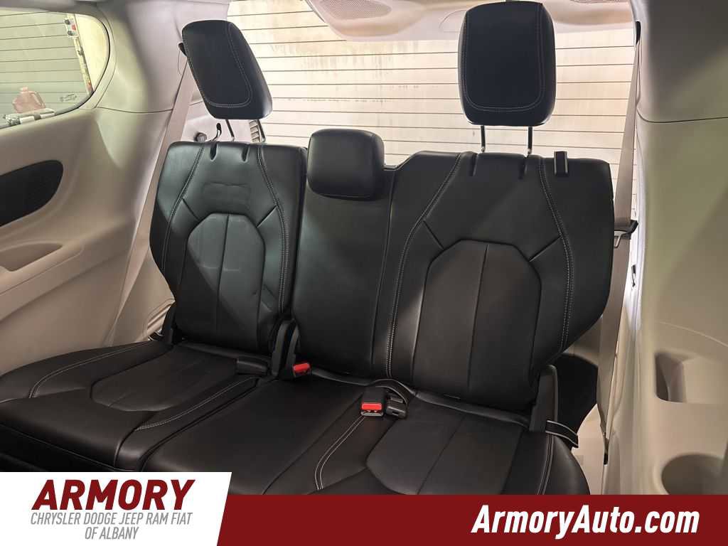 Used 2023 Chrysler Pacifica Touring-L w/ Uconnect Theater Family Group image 29