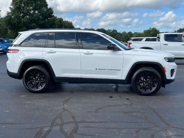 Used 2024 Jeep Grand Cherokee Altitude AWD/4WD image 44